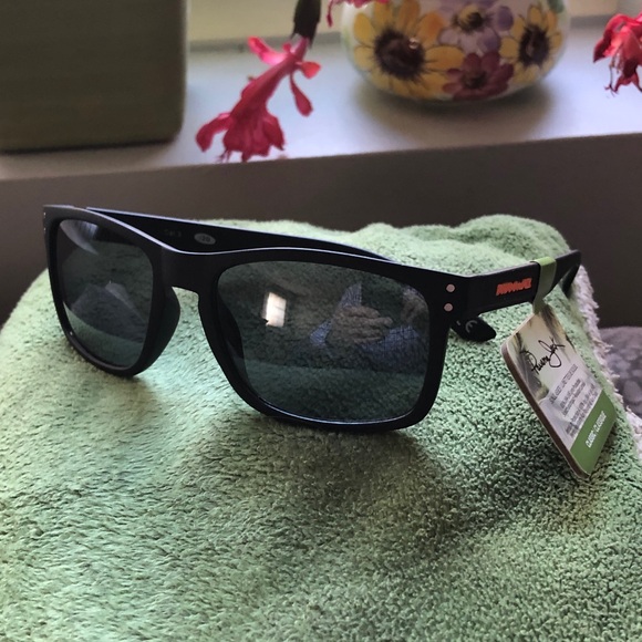 Panama Jack Famous Sunglasses - Picture 2 of 8